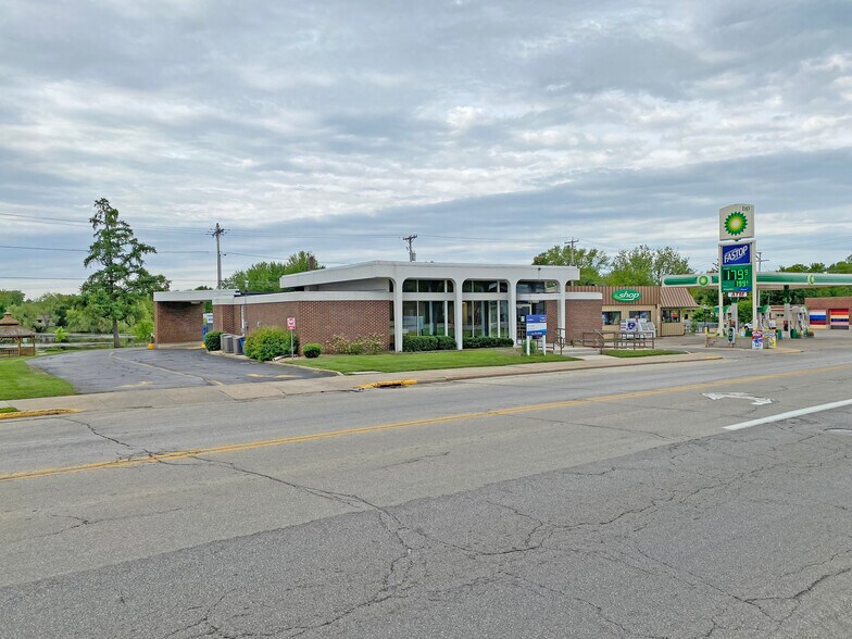 More Photos Of 132 E Main St, Hortonville Bank For Lease