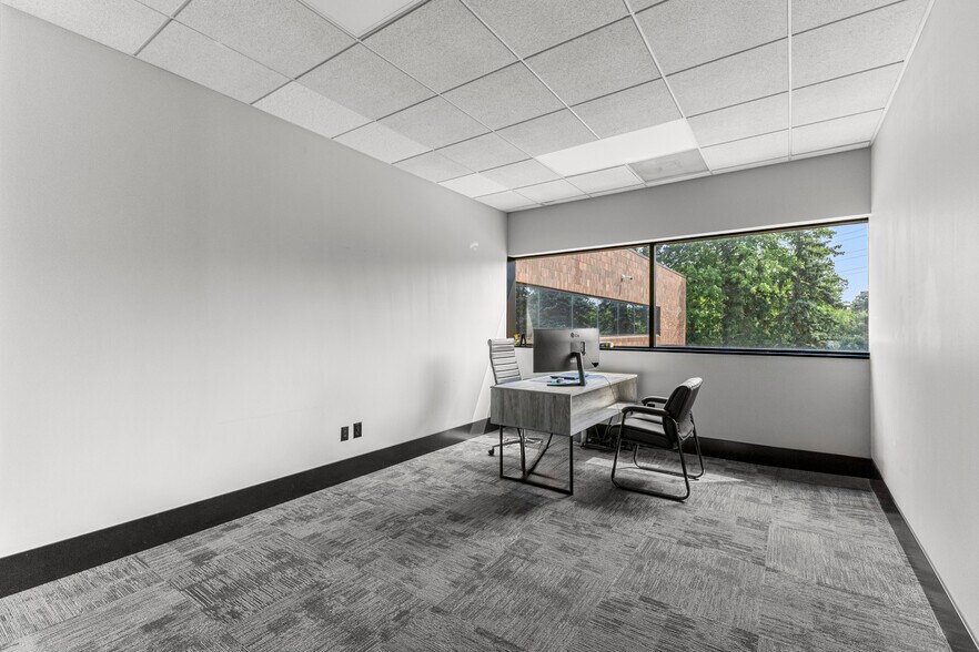 More Photos Of 15360 S Commerce Dr, Dearborn Office For Sale