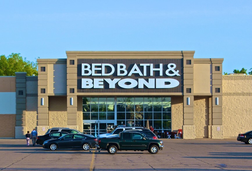 More Photos Of 910 S Spring St, Petoskey Storefront For Lease