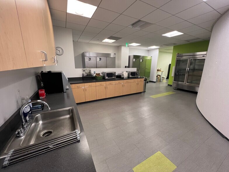 More Photos Of 1 Baxter Way, Westlake Village Office For Lease