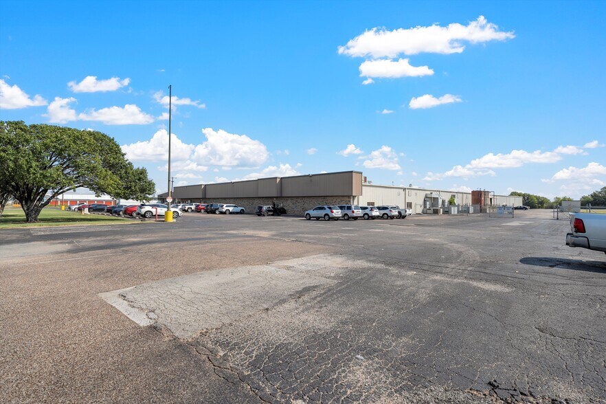 More Photos Of 624 Texas Central Pky, Waco Warehouse For Lease
