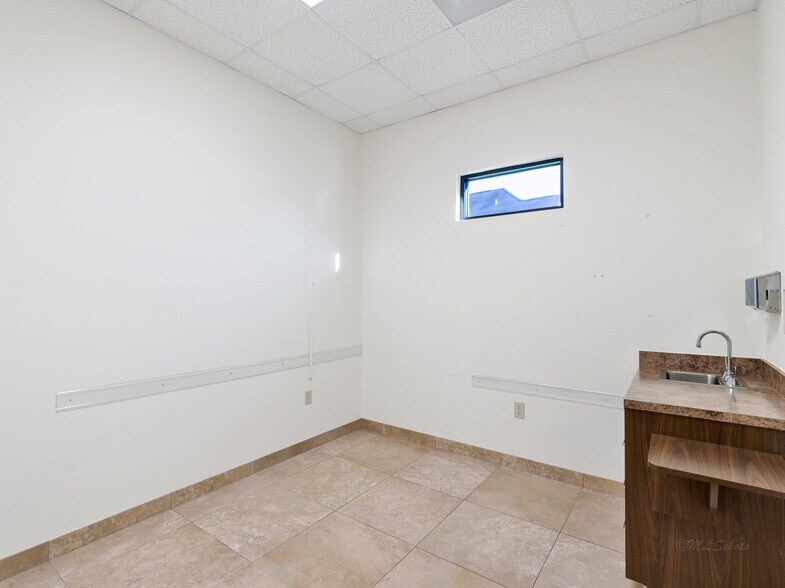 More Photos Of 714 S Peek Rd, Katy Medical For Lease