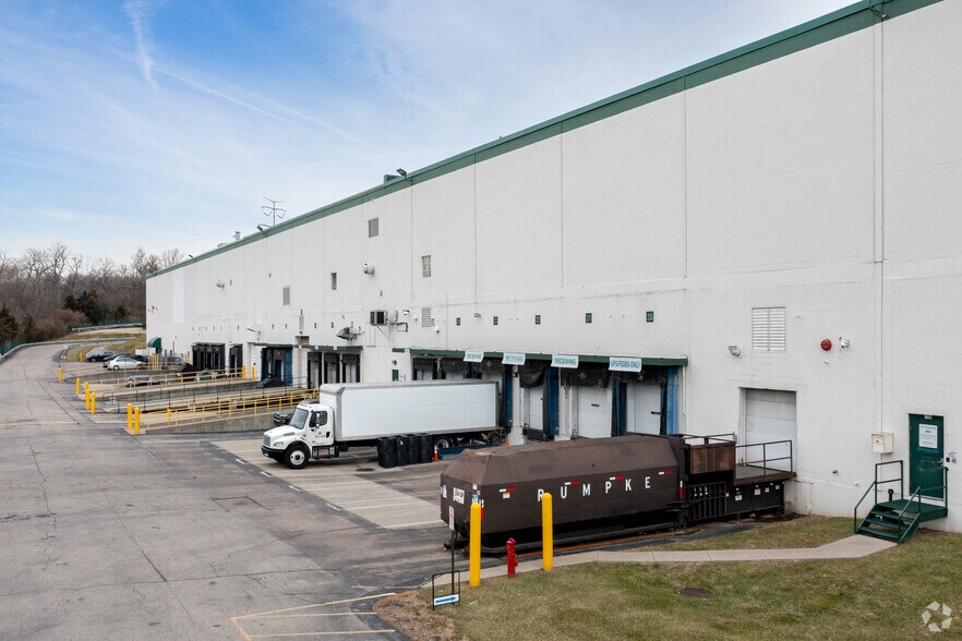 More Photos Of 2940 Highland Ave, Norwood Distribution For Lease