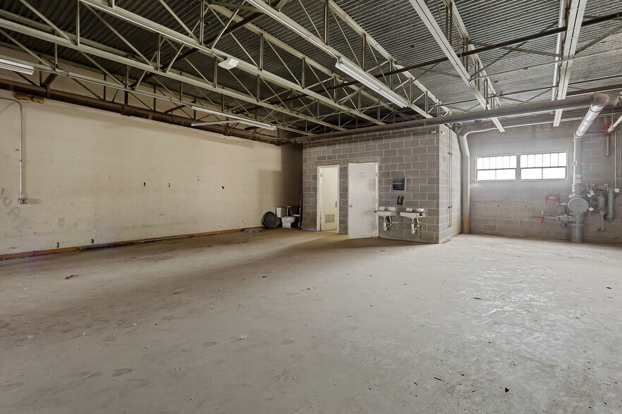 More Photos Of 220 N Saint Vrain St, El Paso Light Distribution For Sale