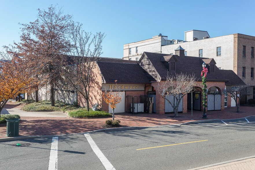 More Photos Of 17-21 Glen St, Glen Cove Storefront Retail Office For Lease