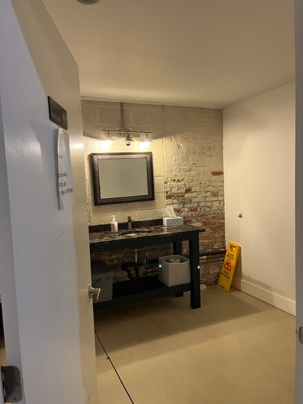 More Photos Of 333 W Union St, Allentown Flex For Lease