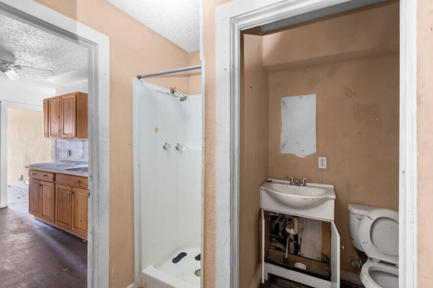 More Photos Of 102 9th St N, Texas City Apartments For Sale