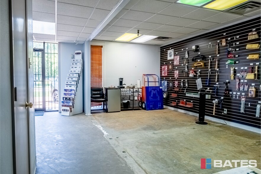 More Photos Of 1812 Garden Spring Dr, Dallas Warehouse For Sale