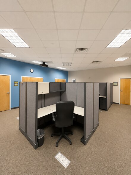 More Photos Of 915 Commerce Cir, Hanahan Manufacturing For Sale
