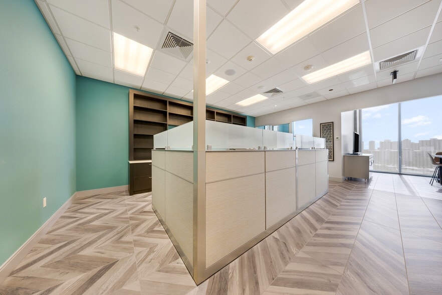 More Photos Of 2920-2950 NE 207th St, Aventura Unknown For Lease