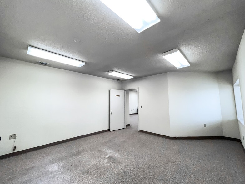 More Photos Of 712 W Holland Ave, Alpine Office For Sale