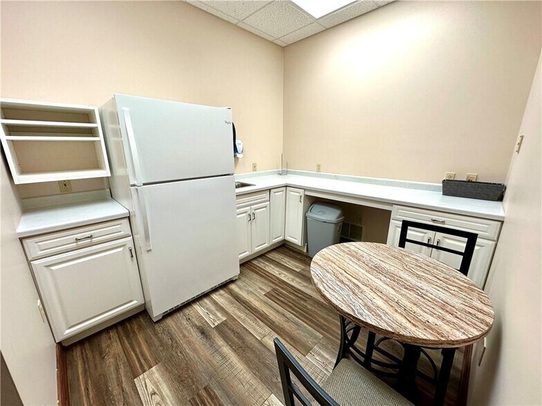 More Photos Of 909-921 Lake Land Blvd, Mattoon Office For Sale