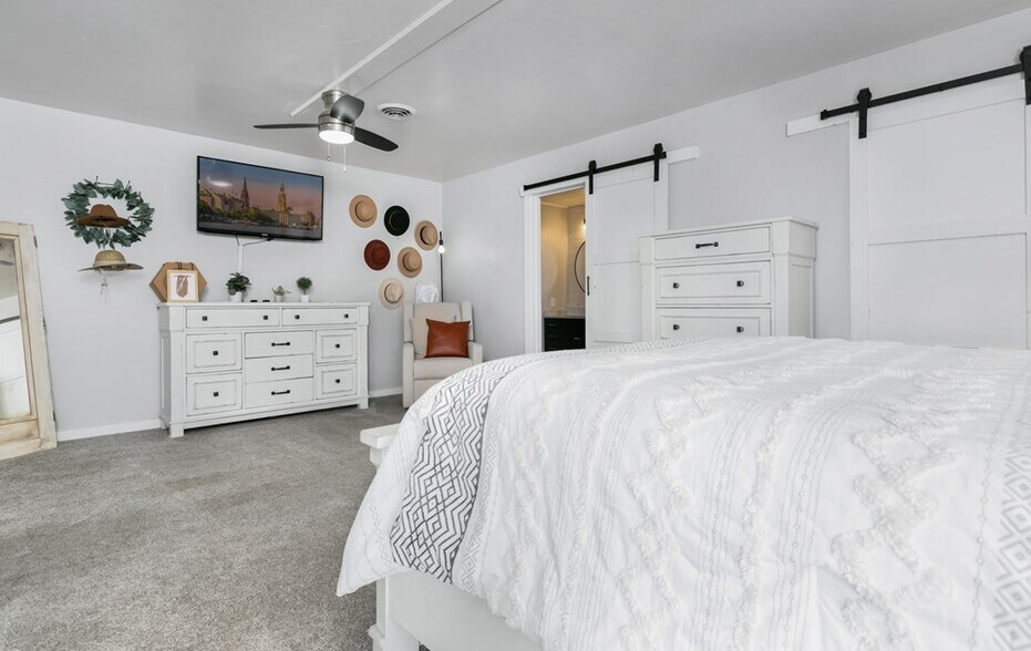More Photos Of 333 W Burbank St, Fredericksburg Specialty For Sale