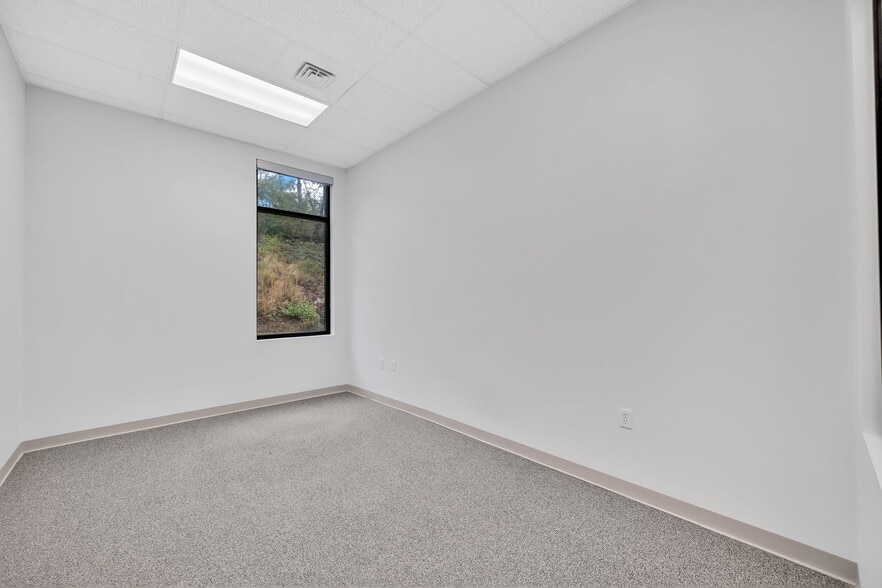 More Photos Of 1909 Pinnacle Pointe Way, Knoxville Office For Lease