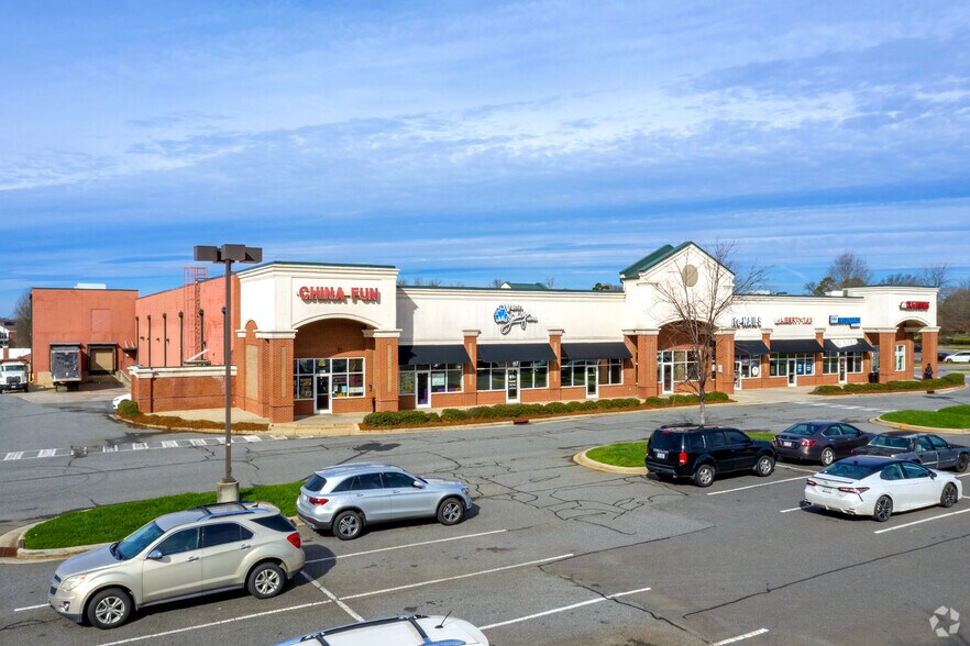 More Photos Of 5706 Wyalong Dr, Charlotte Storefront For Lease