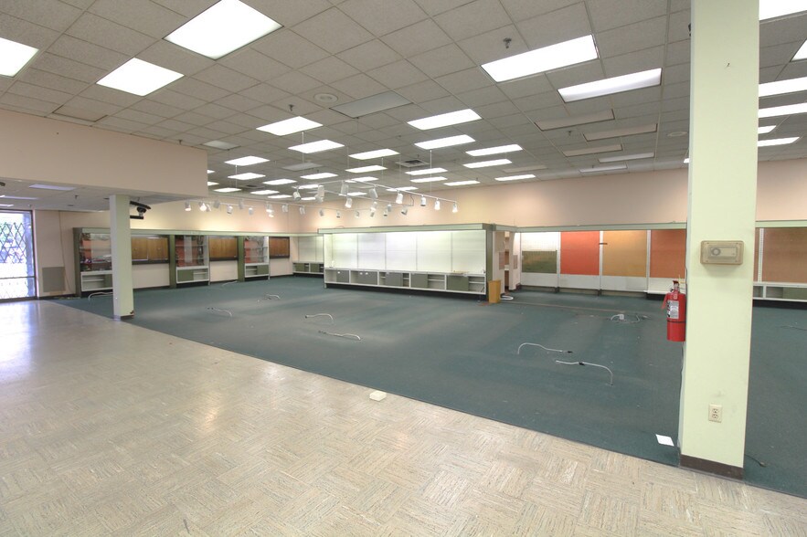 More Photos Of 1010 3rd Ave, Huntington Storefront Retail Office For Lease