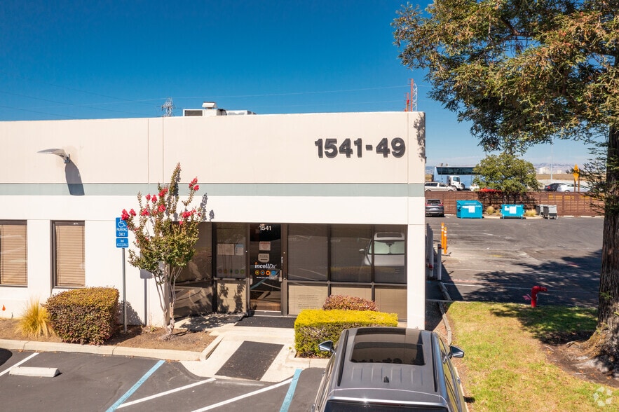 More Photos Of 1541-1549 Industrial Rd, San Carlos Research And Development For Lease