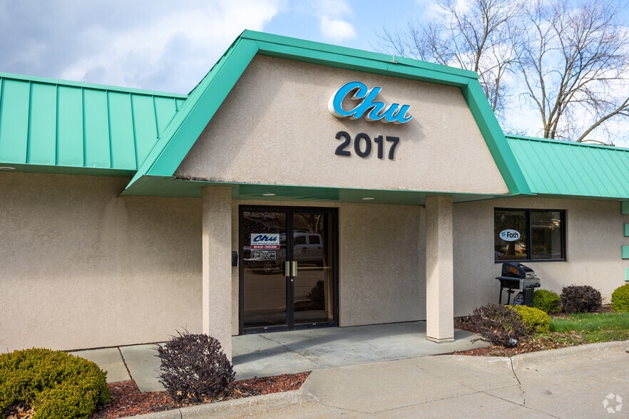 More Photos Of 2017 Southlawn Dr, Des Moines Freestanding For Lease