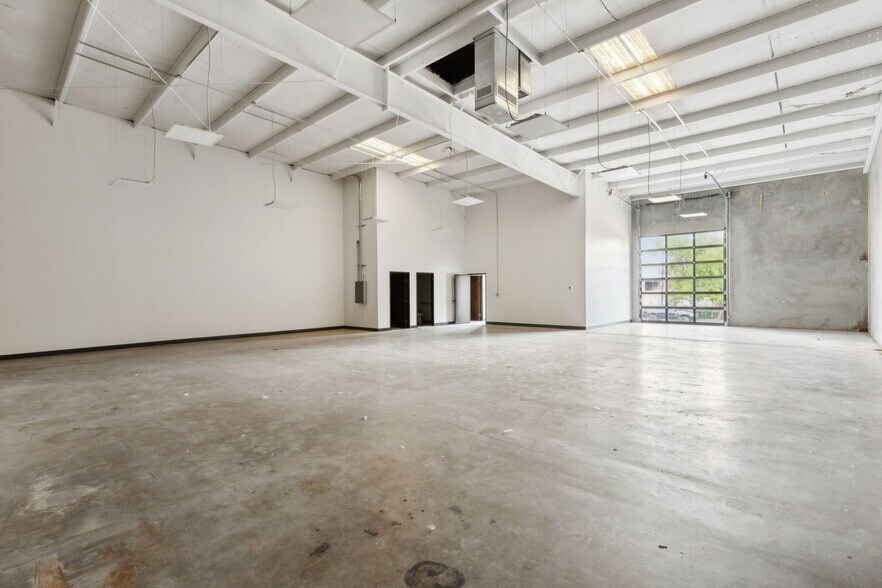More Photos Of 4732 Algiers St, Dallas Manufacturing For Lease