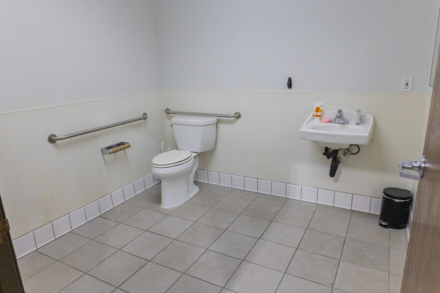 More Photos Of 17209 S Figueroa St, Gardena Warehouse For Lease