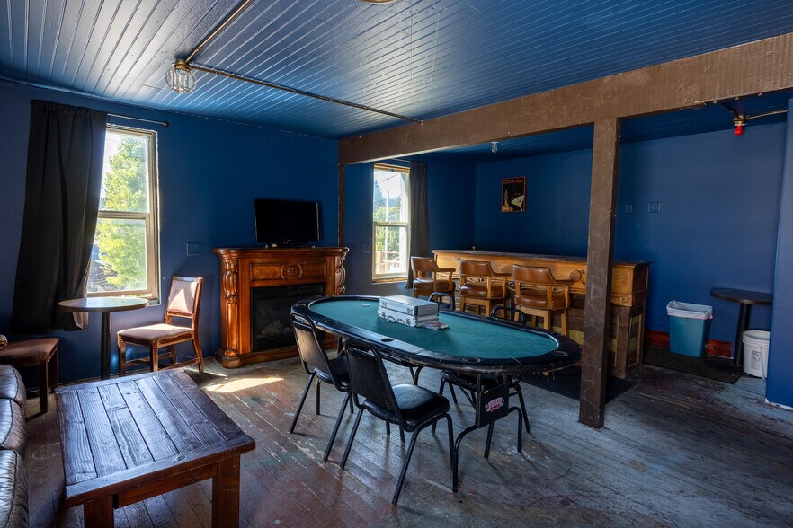 More Photos Of 406 N Mount Shasta Blvd, Mount Shasta Bar For Sale