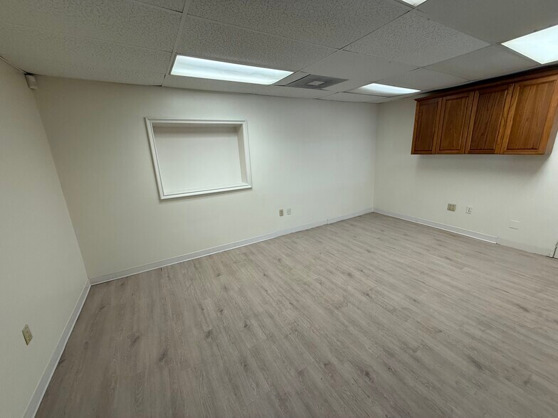 More Photos Of 1505 Brittmoore Rd, Houston Warehouse For Lease