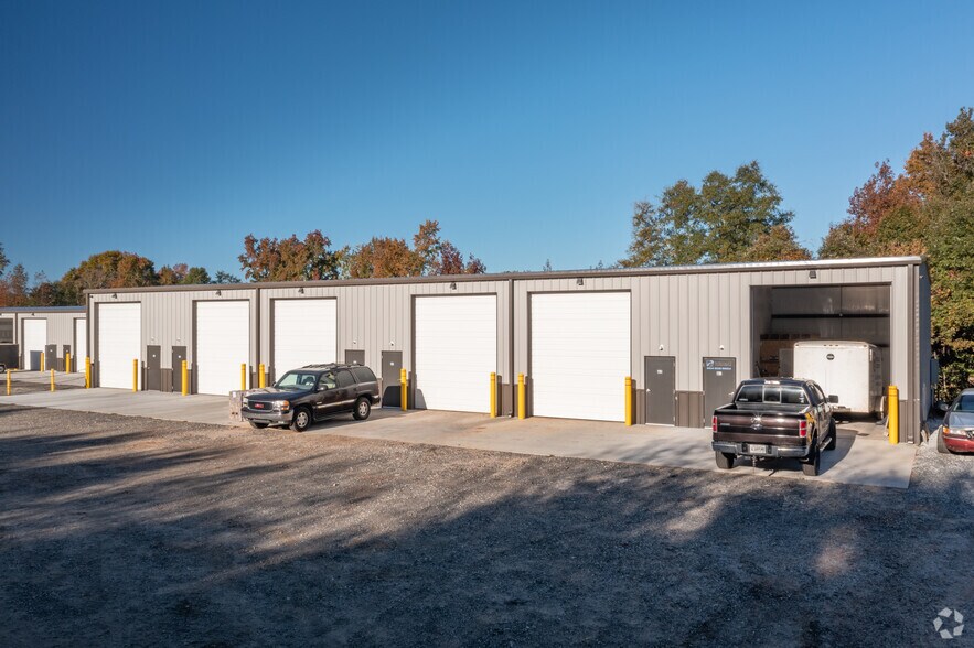 More Photos Of 1729 Locust Hill Rd, Greer Showroom For Lease