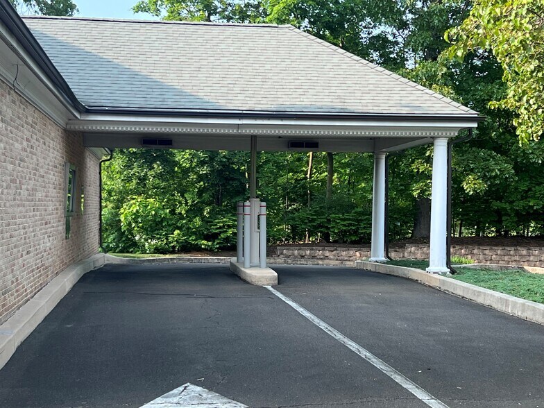 More Photos Of 100 Progress Dr, Doylestown Bank For Lease