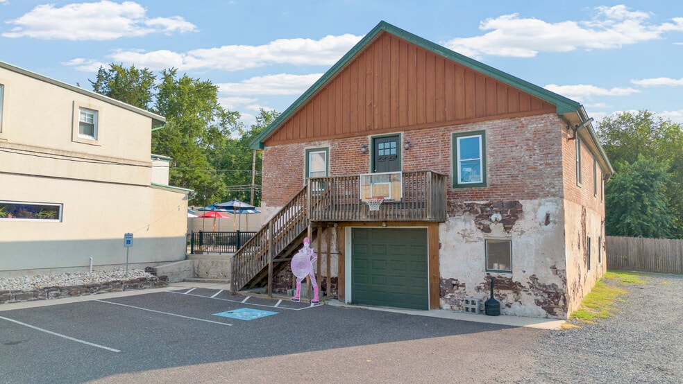 More Photos Of 36 Railroad St, Linfield Restaurant For Sale