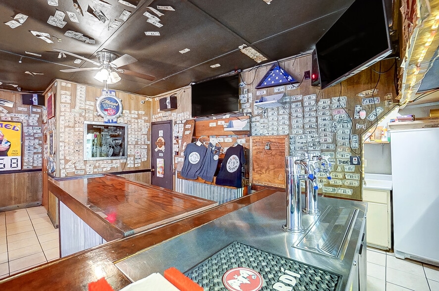 More Photos Of 3475 Mechanicsburg Rd, Springfield Bar For Sale