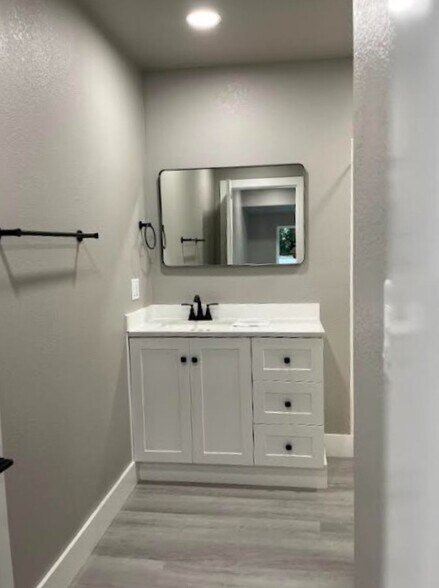 More Photos Of 2925 N Travis St, Sherman Office For Lease