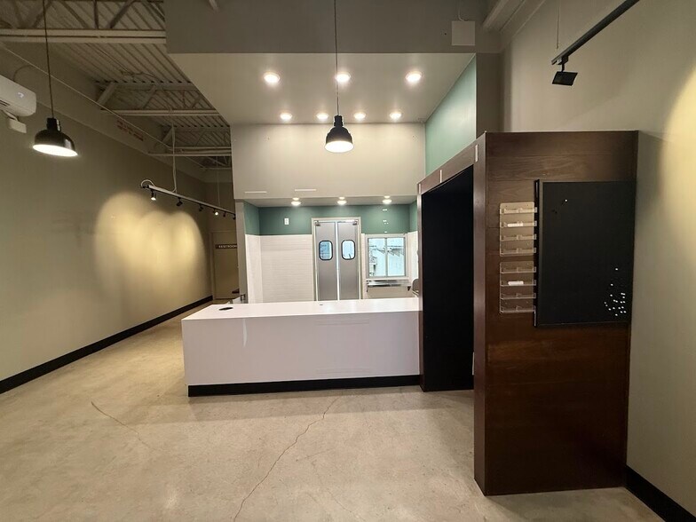 More Photos Of 1304 W Borgfeld Dr, San Antonio Storefront For Lease