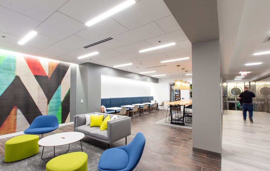 More Photos Of 129 W Trade St, Charlotte Office For Lease