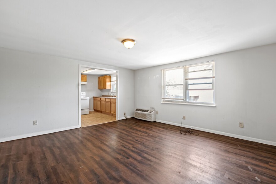 More Photos Of 305 Boone St, Strawberry Plains Apartments For Sale