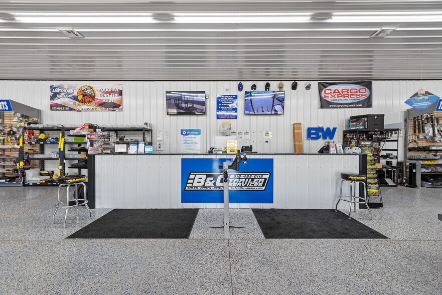 More Photos Of 26091 OK-51, Wagoner Showroom For Sale