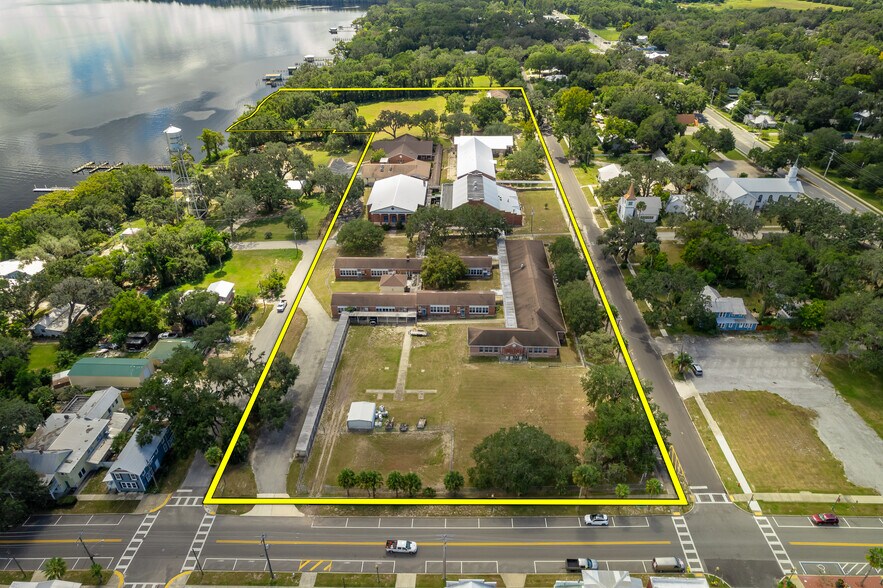 More Photos Of 101 S Prospect St, Crescent City Flex For Sale