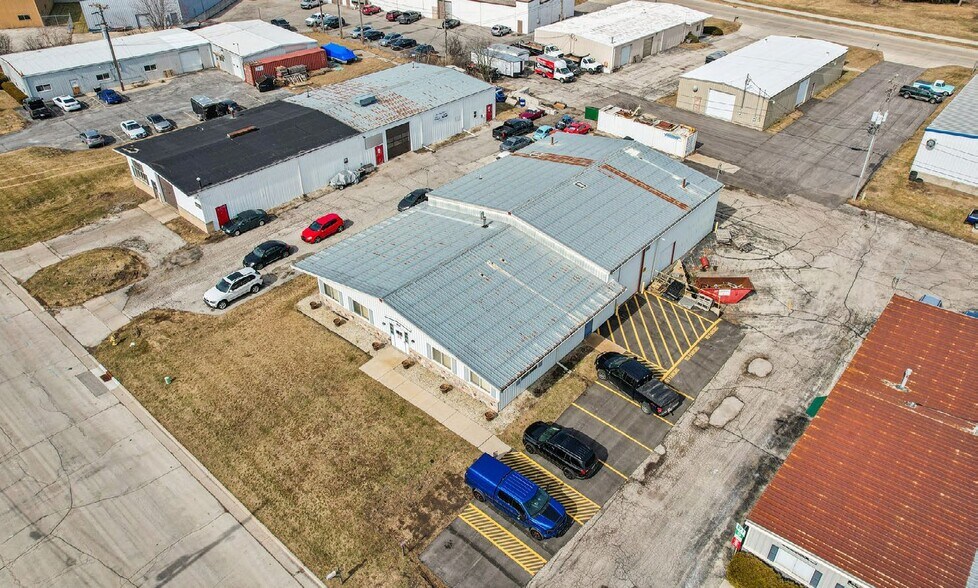 More Photos Of 824 Philip Dr, Waukesha Manufacturing For Sale