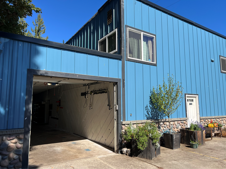 More Photos Of 3800 N Coburg Rd, Eugene Freestanding For Sale