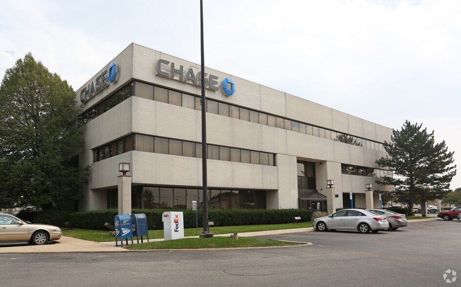 More Photos Of 7501 Lemont Rd, Woodridge Office For Lease