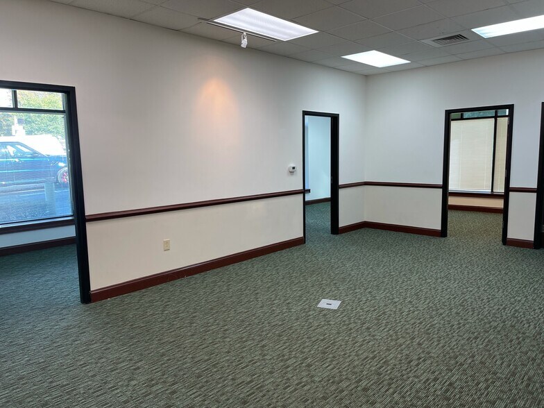 More Photos Of 201 W Morehead St, Charlotte Office For Sale