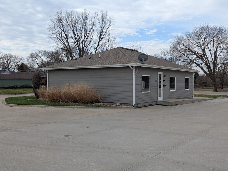 More Photos Of 208 3rd St SW, Altoona Office For Lease