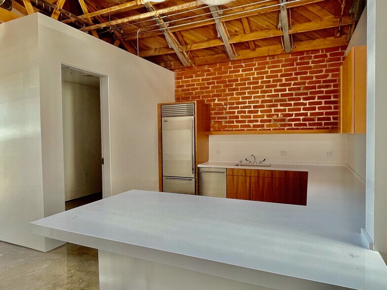 More Photos Of 1745 Berkeley St, Santa Monica Light Manufacturing For Lease