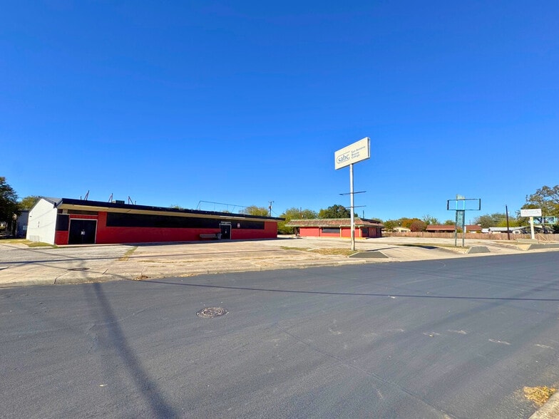 More Photos Of 2415 Jamar St, San Antonio General Retail For Sale