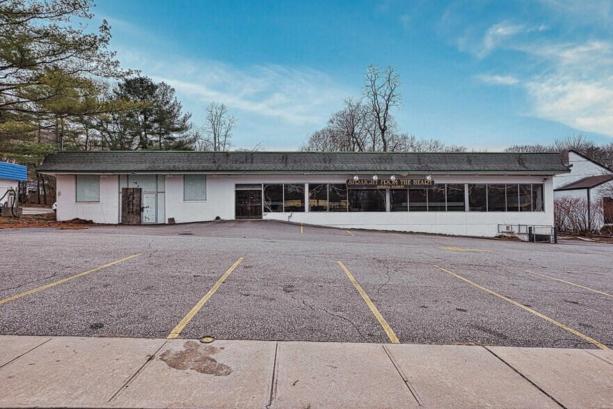More Photos Of 80 E Main St, Huntington Freestanding For Sale