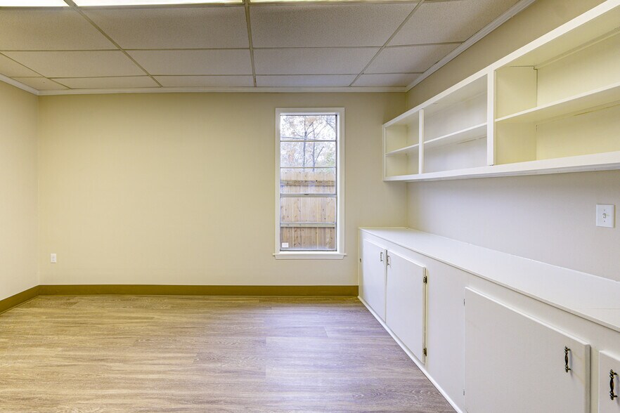 More Photos Of 6889 Paxton Rd, Vicksburg Office For Sale