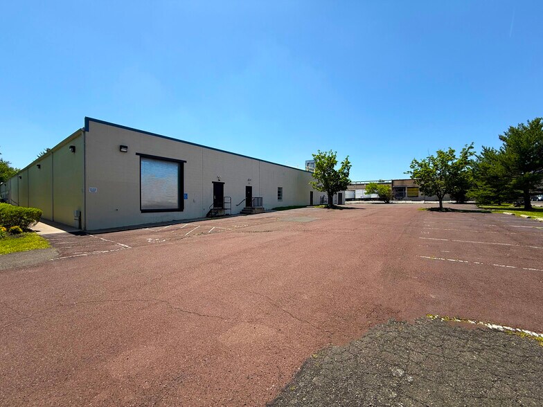 More Photos Of 200 Commerce Dr, Montgomeryville Warehouse For Lease