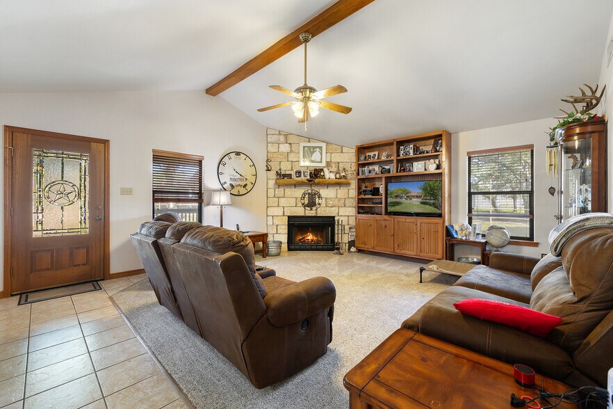 More Photos Of 13744 Us Highway 281 N, Round Mountain Flex For Sale