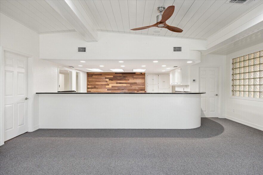 More Photos Of 310 W Bluff St, Granbury Office For Sale