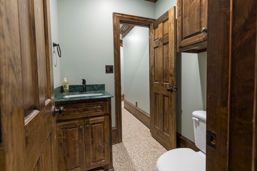 More Photos Of 636 W Tarrant Rd, Grand Prairie General Retail For Sale