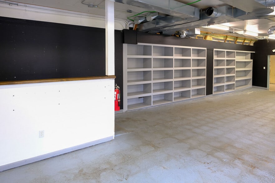 More Photos Of 408 W Main St, Benton Harbor Freestanding For Lease